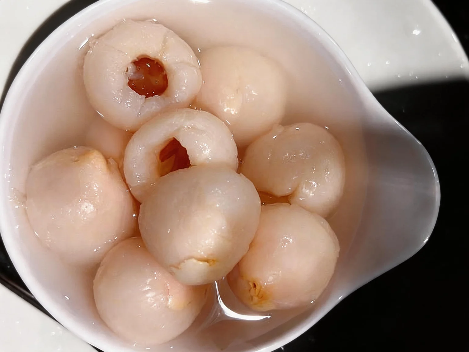 Lychee. Dans un bol blanc.